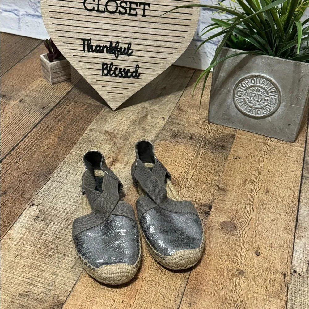 TORY BURCH Silver Leather Espadrille Sandals Sz 5.5 Elastic Gray Crossed Straps